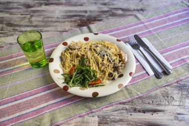 Krema ve tavuk ile Spagetti