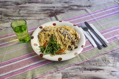 Krema ve tavuk ile Spagetti