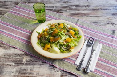 Somon balığı ile yeşil salata bir tabak