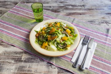 Somon balığı ile yeşil salata bir tabak