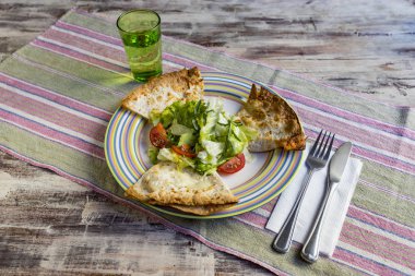 Sebze, ekşi krema ve salsa soslu Kesadia çanak