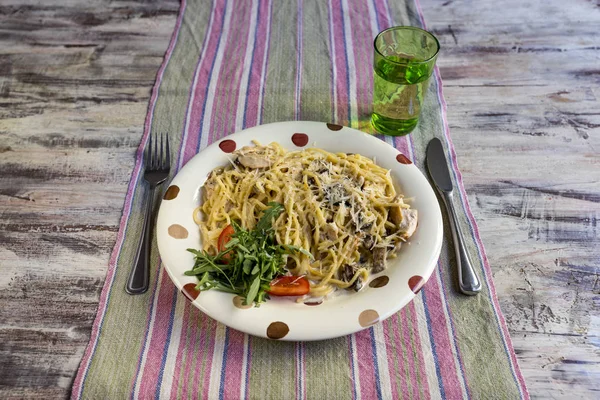 Krema ve tavuk ile Spagetti