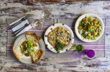 Üç yemek: Krema ve tavuk ile Spagetti, sebze ile Kesadia, ekşi krema ve salsa sosu ve somon balık ile yeşil salata