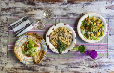 Üç yemek: Krema ve tavuk ile Spagetti, sebze ile Kesadia, ekşi krema ve salsa sosu ve somon balık ile yeşil salata