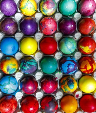 Bol renkli boyalı Paskalya yumurtaları