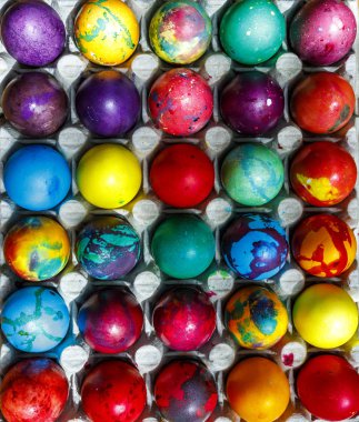 Bol renkli boyalı Paskalya yumurtaları