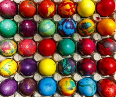 Bol renkli boyalı Paskalya yumurtaları