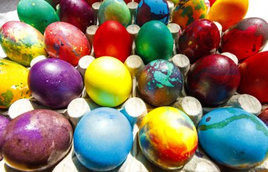 Bol renkli boyalı Paskalya yumurtaları