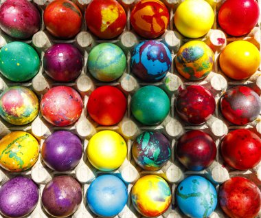 Bol renkli boyalı Paskalya yumurtaları