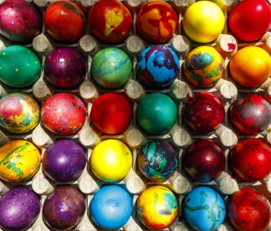 Bol renkli boyalı Paskalya yumurtaları