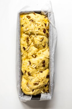 Ev yapımı kozunak (Bir tür Stollen veya tatlı mayalı ekmek, Romanya ve Bulgaristan'a geleneksel) ve Paskalya yumurtalarının hazırlanması