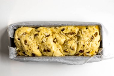 Ev yapımı kozunak (Bir tür Stollen veya tatlı mayalı ekmek, Romanya ve Bulgaristan'a geleneksel) ve Paskalya yumurtalarının hazırlanması