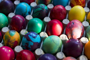 Ev yapımı kozunak (Bir tür Stollen veya tatlı mayalı ekmek, Romanya ve Bulgaristan'a geleneksel) ve Paskalya yumurtalarının hazırlanması