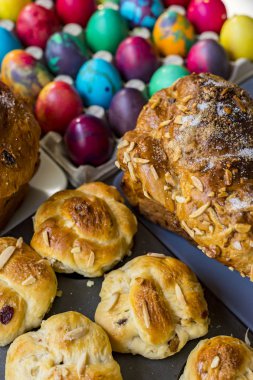 Ev yapımı kozunak (Bir tür Stollen veya tatlı mayalı ekmek, Romanya ve Bulgaristan'a geleneksel) ve Paskalya yumurtalarının hazırlanması