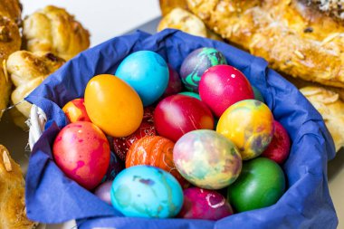 Ev yapımı kozunak (Bir tür Stollen veya tatlı mayalı ekmek, Romanya ve Bulgaristan'a geleneksel) ve Paskalya yumurtalarının hazırlanması