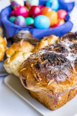 Ev yapımı kozunak (Bir tür Stollen veya tatlı mayalı ekmek, Romanya ve Bulgaristan'a geleneksel) ve Paskalya yumurtalarının hazırlanması