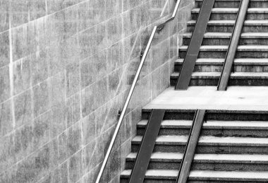 Metroya siyah beyaz merdivenler