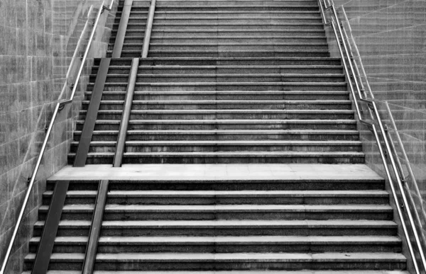 Σκάλες Στο Μετρό Μαύρο Και Άσπρο — Φωτογραφία Αρχείου