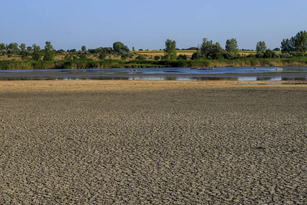 ブルガリア シャブラ トゥズラ 泥処理に使われる硫化水素で覆われた湖のラグーンです — ストック写真