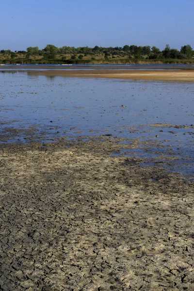 ブルガリア シャブラ トゥズラ 泥処理に使われる硫化水素で覆われた湖のラグーンです — ストック写真