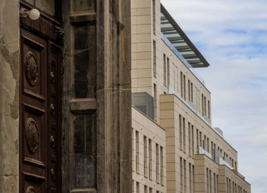 Bulgaristan 'ın Sofya kentinde eski ve yeni binalar arasındaki karşıtlık