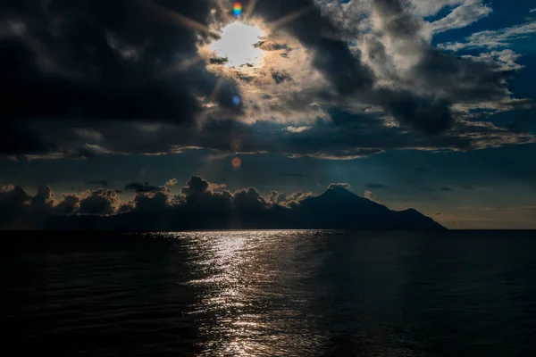 Východ Slunce Nad Horou Athos Silném Letním Dešti — Stock fotografie