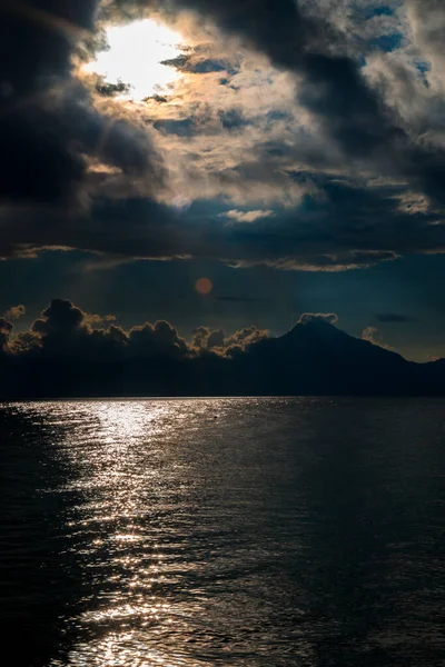 Wschód Słońca Nad Górą Athos Intensywnym Letnim Deszczu — Zdjęcie stockowe