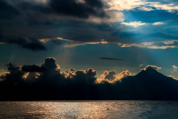 Východ Slunce Nad Horou Athos Silném Letním Dešti — Stock fotografie