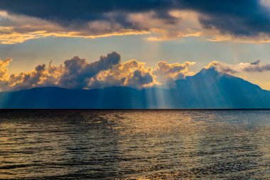Şiddetli yaz yağmurundan sonra Athos Dağı 'nın üzerinde gün doğumu