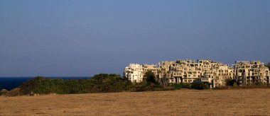 Bulgaristan 'ın Tsarevo kentindeki bitmemiş ve terk edilmiş yerleşim bölgesinin manzarası. Bulgaristan 'ın Karadeniz kıyısında sıklıkla görülen bir manzara - yolsuzluğa bulaşmış yönetimin sonucu.