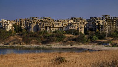 Bulgaristan 'ın Tsarevo kentindeki bitmemiş ve terk edilmiş yerleşim bölgesinin manzarası. Bulgaristan 'ın Karadeniz kıyısında sıklıkla görülen bir manzara - yolsuzluğa bulaşmış yönetimin sonucu.