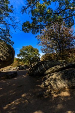 Beglik Tash - Bulgaristan 'ın güney Karadeniz kıyısında Primorsko kentinin birkaç kilometre kuzeyinde yer alan tarih öncesi bir kaya tapınağı..