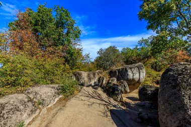 Beglik Tash - Bulgaristan 'ın güney Karadeniz kıyısında Primorsko kentinin birkaç kilometre kuzeyinde yer alan tarih öncesi bir kaya tapınağı..
