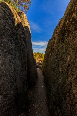 Beglik Tash - Bulgaristan 'ın güney Karadeniz kıyısında Primorsko kentinin birkaç kilometre kuzeyinde yer alan tarih öncesi bir kaya tapınağı..