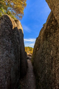 Beglik Tash - Bulgaristan 'ın güney Karadeniz kıyısında Primorsko kentinin birkaç kilometre kuzeyinde yer alan tarih öncesi bir kaya tapınağı..
