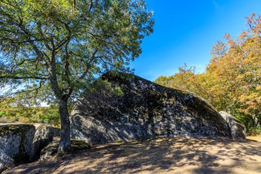 Beglik Tash - Bulgaristan 'ın güney Karadeniz kıyısında Primorsko kentinin birkaç kilometre kuzeyinde yer alan tarih öncesi bir kaya tapınağı..