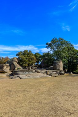 Beglik Tash - Bulgaristan 'ın güney Karadeniz kıyısında Primorsko kentinin birkaç kilometre kuzeyinde yer alan tarih öncesi bir kaya tapınağı..