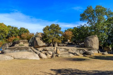 Beglik Tash - Bulgaristan 'ın güney Karadeniz kıyısında Primorsko kentinin birkaç kilometre kuzeyinde yer alan tarih öncesi bir kaya tapınağı..