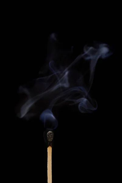 煙が黒の背景にオフと一致します。 — ストック写真