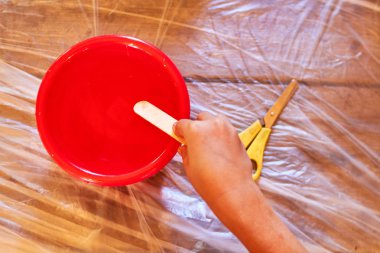 kil ile oynayan çocuk