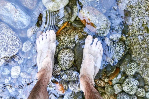 Män foten på en flod — Stockfoto