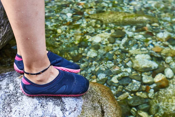 Fille pied sur une rivière — Photo