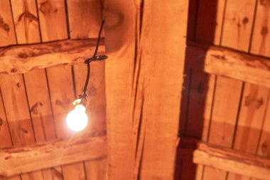 Turuncu ahşap tavan ampul ile