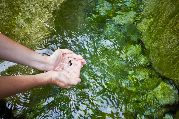 Meisje hand op een rivier — Stockfoto