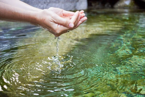 Fille main sur une rivière Image En Vente