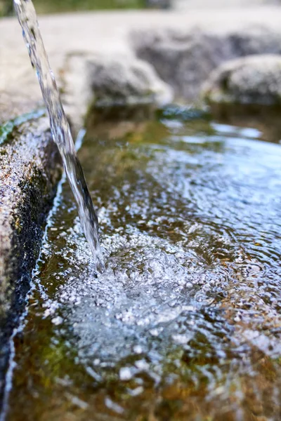 Fontaine d'eau naturelle — Photo