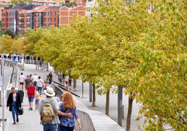Bilbao, İspanya, yaklaşık Ağustos 2018, insanlar nehrin yanındaki yürüyüş