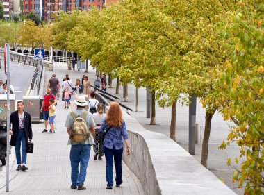 Bilbao, İspanya, yaklaşık Ağustos 2018, insanlar nehrin yanındaki yürüyüş