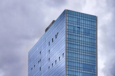 Cam yüzey ile modern bina
