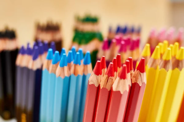 Деревини кольорові олівці — стокове фото